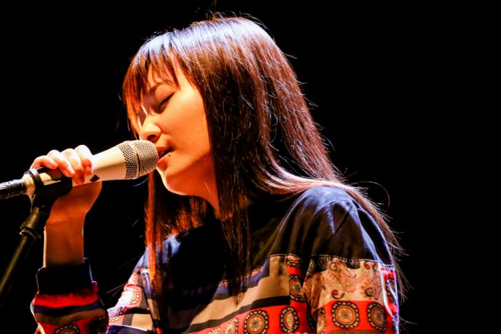 きのこ帝国 佐藤千亜妃が歌い継ぐ、日本語ポップスの素晴らしさ 第2回ソロカバーライブを観て