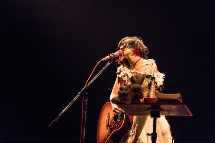 大森靖子、音楽を介したファンとのコミュニケーション 『MUTEKI弾語りツアー』レポート