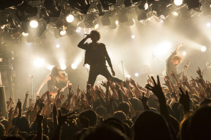 a flood of circle、新たな4人でのスタートを切った “アオキテツ正式加入式典”を観て