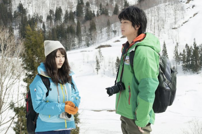 伊藤健太郎、有村架純を覗き込む“目の引力” 『コーヒーが冷めないうちに』で見せたニュートラルさ