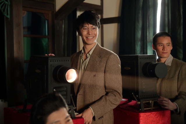 長谷川博己、これまでの朝ドラとはひと味違う魅力に 『まんぷく』萬平役で見せる“青い”20代