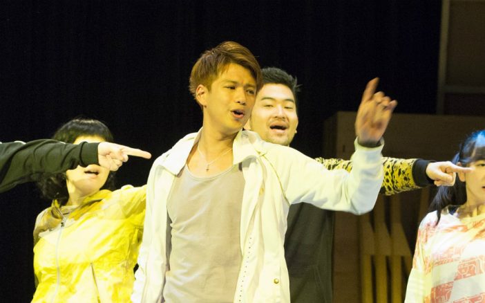 舞台上で歌い踊る森崎ウィンの姿が　太賀×吉田羊『母さんがどんなに僕を嫌いでも』場面写真