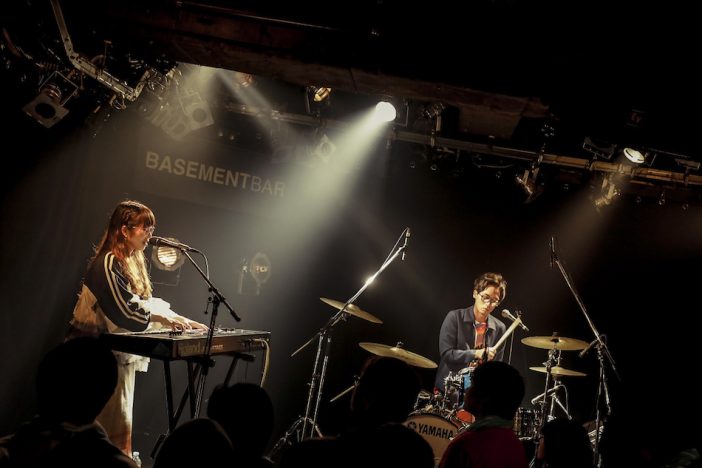 ポップしなないで、ライブで魅せた“非日常の世界” キーボード&ドラムによる独創性を紐解く