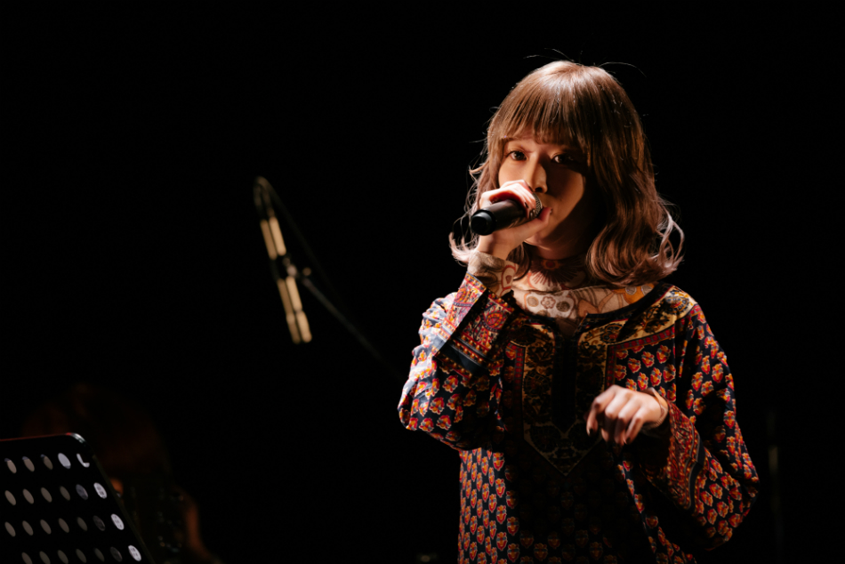 藤川千愛は歌の世界に一瞬で没入させる