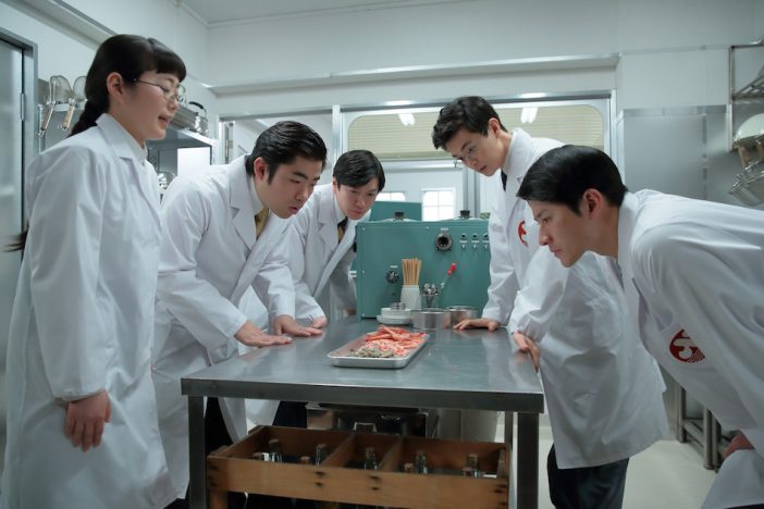 『まんぷく』第140話では、神部(瀬戸康史)がエビのフリーズ加工を提案する