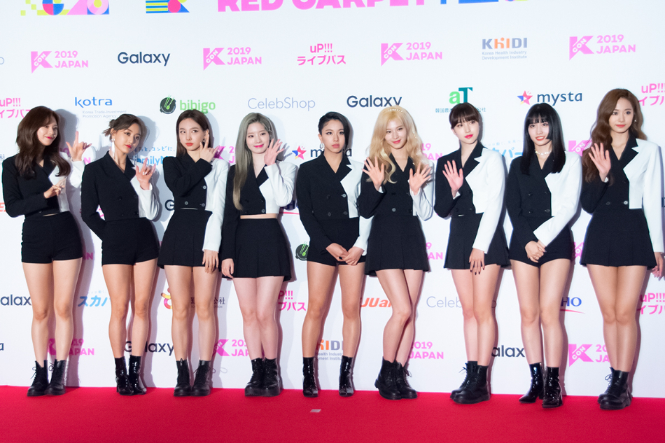 TWICEら『KCON』レッドカーペットに登場