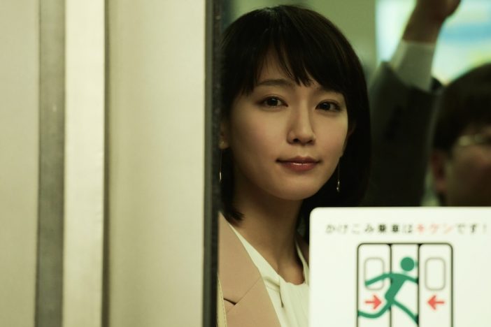 吉岡里帆の繊細な“一人二役” 『パラレルワールド・ラブストーリー』で静かに新境地へ