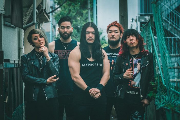 HER NAME IN BLOODは現在進行形で進化を続ける 10年の歩みと今が詰まったベスト盤を聴く