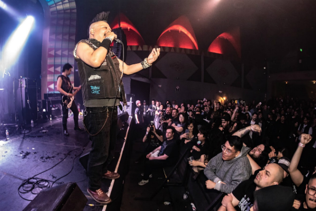 大勢の観客で埋まった会場。客席にはサークルモッシュも。の画像