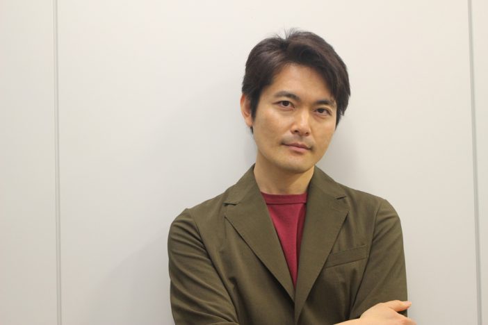 【ネタバレあり】古沢良太が語る『コンフィデンスマンJP』の裏側 「都合の良い嘘の方を人は信じる」
