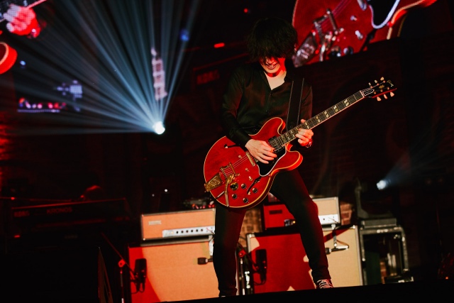 白井眞輝(Gt)(撮影=山川哲矢)の画像