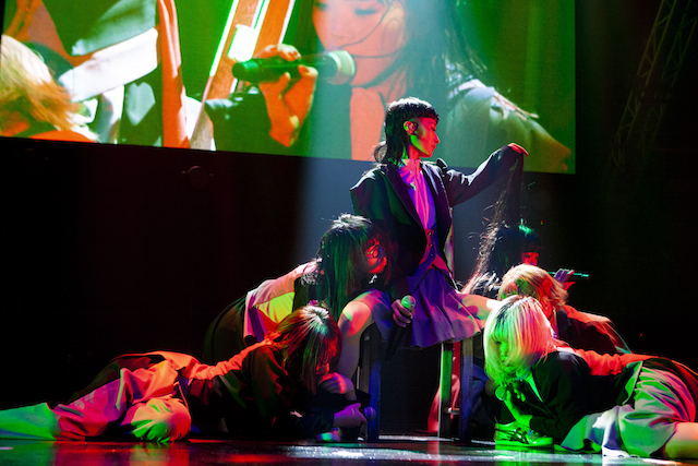 BiSH『CARROTS and STiCKS』で追求したポップとロックの二面性 新境地見たツアー最終公演の画像2-2