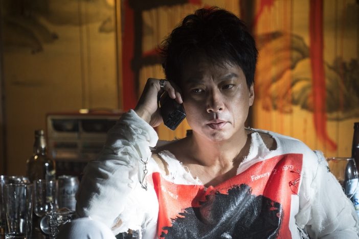 椎名桔平演じる最狂の詐欺師“村田”の姿が明らかに 園子温×Netflix『愛なき森で叫べ』場面写真