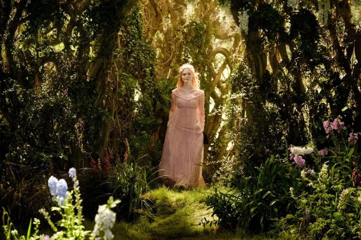 エル・ファニングたっての希望で『眠れる森の美女』のドレスが登場　『マレフィセント2』新写真