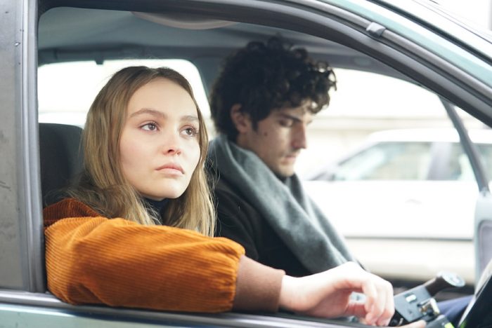 『パリの恋人たち』本編映像&新場面写真 リリー=ローズ・デップがルイ・ガレルとキスを交わす