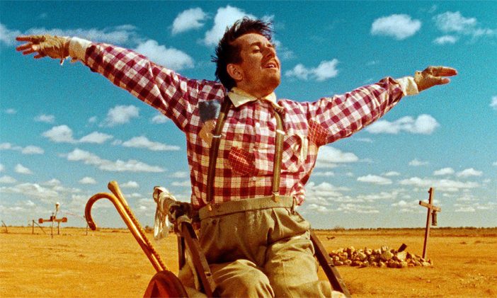 『スピリッツ・オブ・ジ・エア』予告編&新場面写真 広がる荒野を舞台に3人が一軒家で暮らす