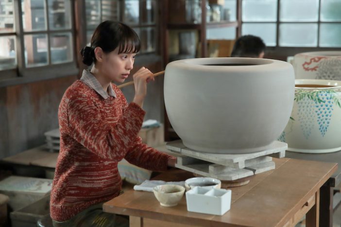 『スカーレット』第37話では、喜美子(戸田恵梨香)が見よう見まねで絵付けをやってみる