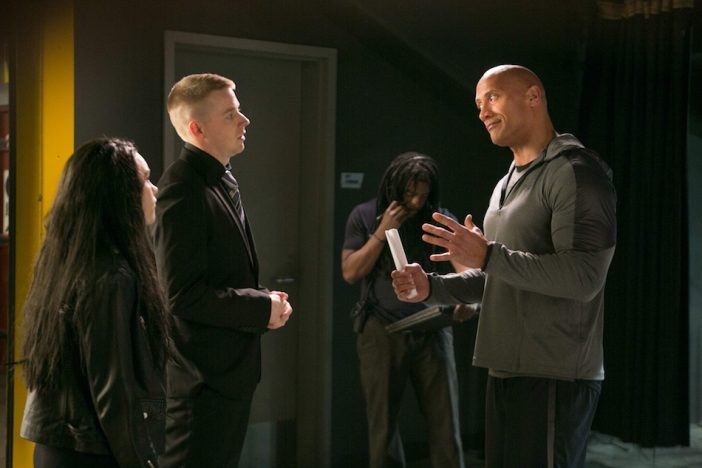 『ファイティング・ファミリー』ドウェイン・ジョンソン登場シーン映像公開 “ザ・ロック”本人として出演