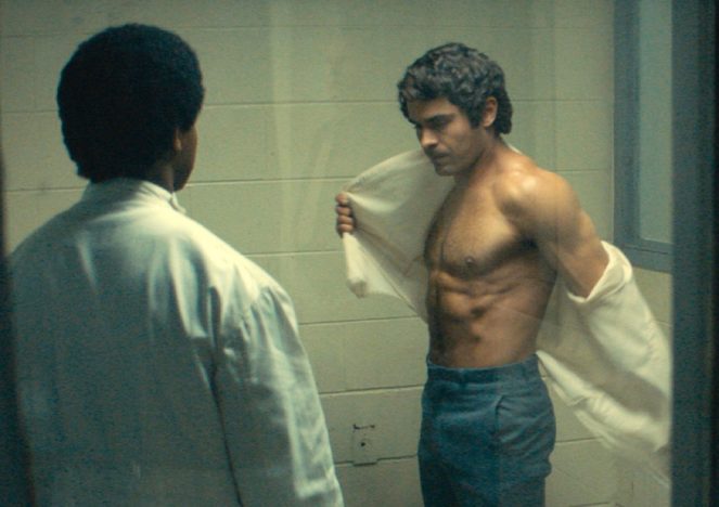 ザック・エフロンが白シャツを脱ぎ捨てる 『テッド・バンディ』新スチール公開