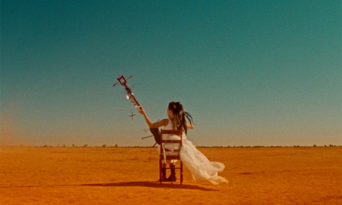 『スピリッツ・オブ・ジ・エア』新場面写真公開 錆びれた車が立ち並ぶ奇妙な風景が