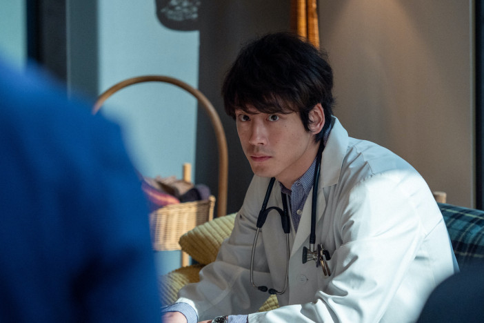 坂口健太郎は『おかえりモネ』の“守護神”だった 百音と視聴者の心を癒やし続けた佇まい