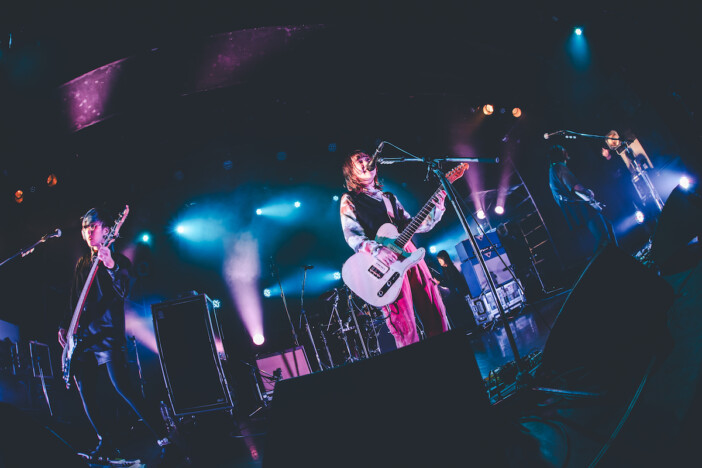 明くる夜の羊、圧倒的な熱量で示した新時代のヒーロー感 バンドの歴史を凝縮した結成7周年ライブ