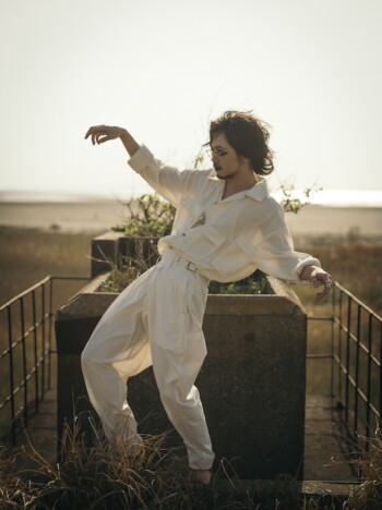 TOOBOE、新曲「GUN POWDER」がTVアニメ『勇者のクズ』第1クールOPテーマに起用 楽曲使用したPVも