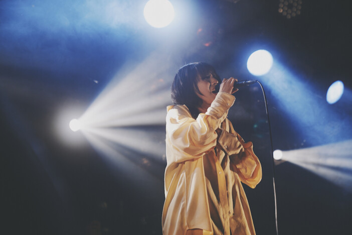 十明、憑依型シンガーの存在感と素朴な温かさ 新たなステップを踏み出した『QUATTRO TOUR』ファイナル