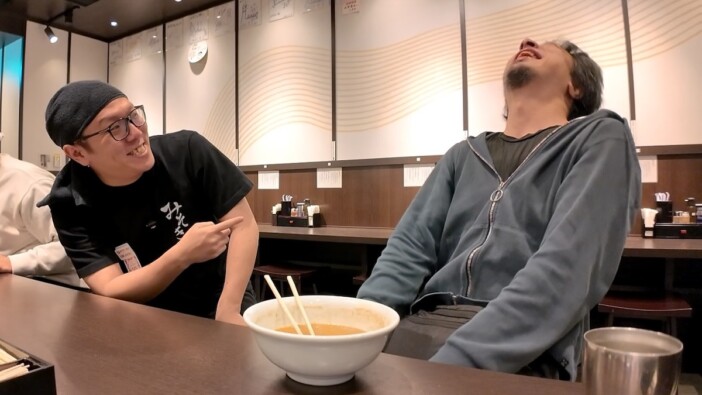 ひろゆき、「みそきん」実食中にヒカキン登場のサプライズ 「感想言ってもらっていいですか?」