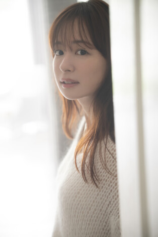 皆藤愛子がオーストラリアで見せた素顔 16年ぶりの写真集『grazing』