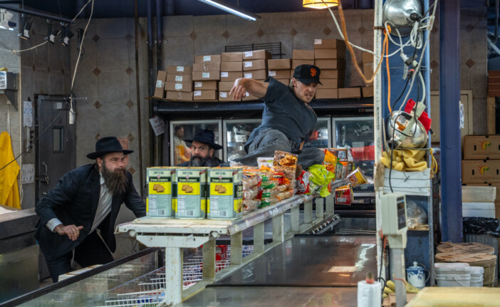 オースティン・バトラーが“野球選手”の身体能力発揮 『コート・スティーリング』本編映像