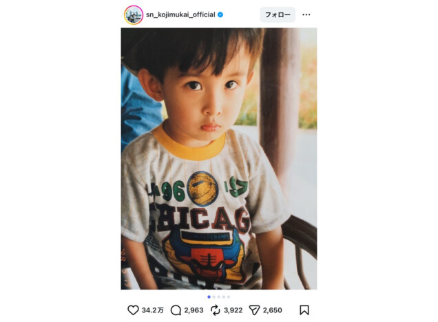 向井康二(Snow Man)、幼少期の写真に「かわいすぎる」 ワニや虎の背中に乗る驚きの姿も