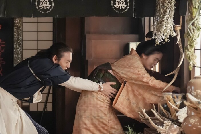 『ばけばけ』第74話、トキ(髙石あかり)がヘブン(トミー・バストウ)を探しに山橋薬舗へ