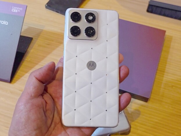スマホの新たな可能性、モトローラとスワロフスキーがコラボした『edge 70 Cloud Dancer』が美しすぎる