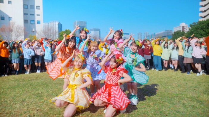 FRUITS ZIPPER、果汁グミ新WEB CMでファンと初共演 390人の学生と“ミックスダンス”披露