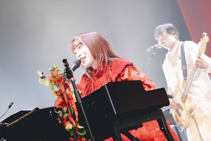 ヒグチアイの音楽は感情を沈めて生きる人の拠り所に Zepp DiverCity公演で届けた“お守り”の歌