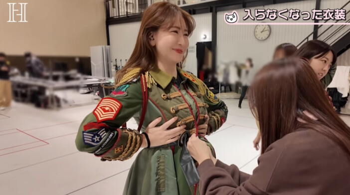 小嶋陽菜、AKB48武道館公演リハで大爆笑 衣装着用中にフロントの留め具が弾ける「こんなパツパツ入んない」