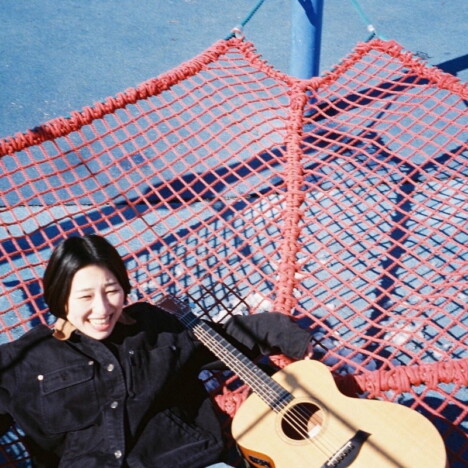 関取花、新曲「ご報告」で結婚したことを発表 アコースティックギター弾き語りの一発録りに