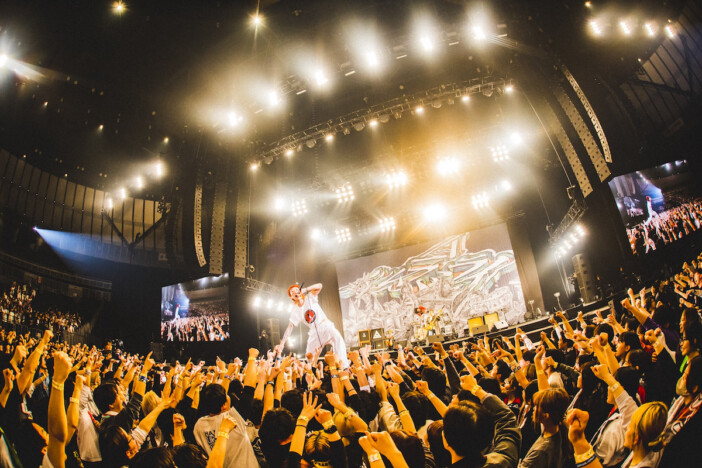 ハルカミライ、初の横アリに“ズカズカ”と登場! 47都道府県ツアーで積み重ねた熱量を爆発させた夜