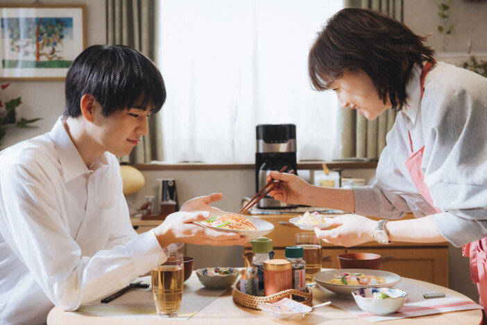 永作博美×中沢元紀の親子の微笑ましいやり取りが 『時すでにおスシ!?』第1話先行カット