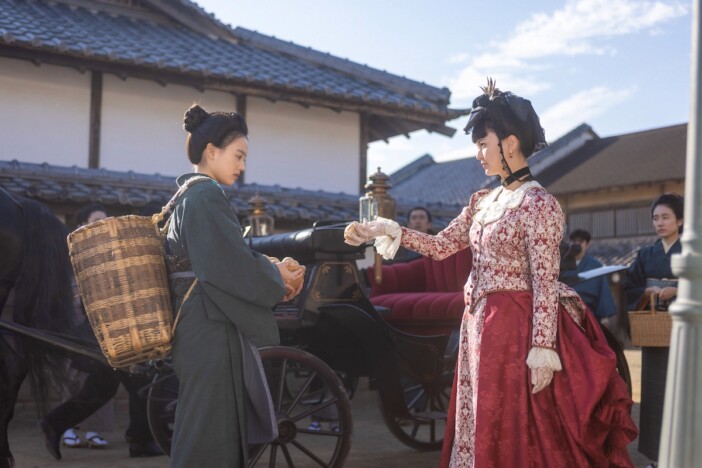 『風、薫る』第8話、直美(上坂樹里)が炊き出しに向かう途中で捨松(多部未華子)に出会う