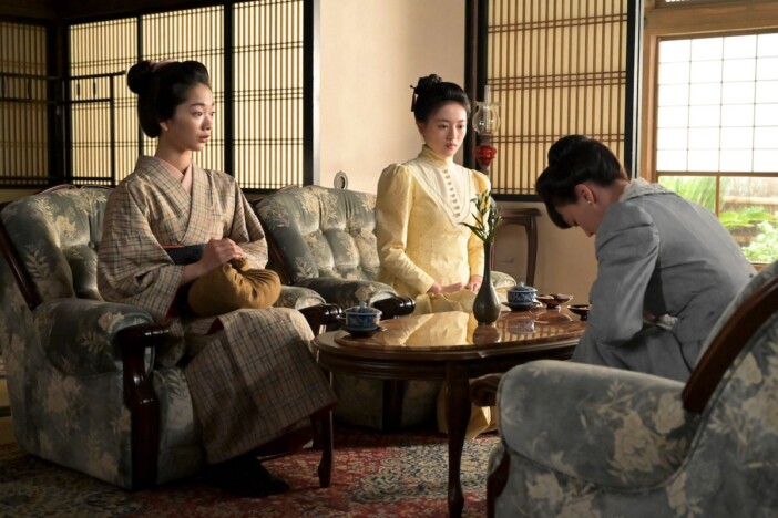 『風、薫る』第16話、捨松(多部未華子)がりん(見上愛)と直美(上坂樹里)を自宅に招く