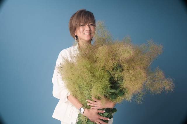 hitomi、レーベルメイト Nikoん楽曲提供「Tokey-Dokey」配信リリース ジャケットビジュアル公開も