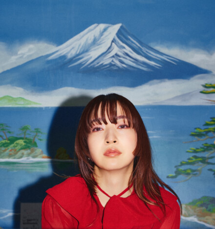 ヒグチアイ、答えの出ない人生と向き合う“思考の足跡” 対照的な新曲「ひと匙」「今この胸に滾るのは」に通ずる視点とは