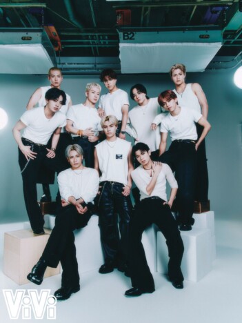 THE JET BOY BANGERZ、“白Tだけ”で圧倒 『ViVi』で10人の素顔&色気を独占公開