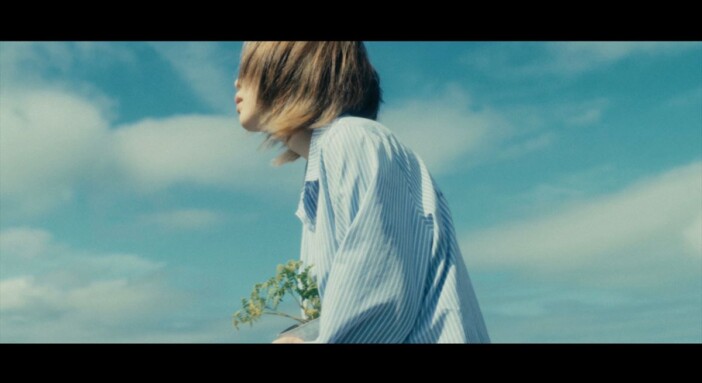 Aki、最新曲「恋に恋して」本人プロデュースによるMV公開 春から夏へと移ろう一瞬の季節感を表現