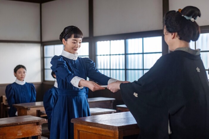 『風、薫る』第59話、りん(見上愛)と直美(上坂樹里)らが女学校を卒業する