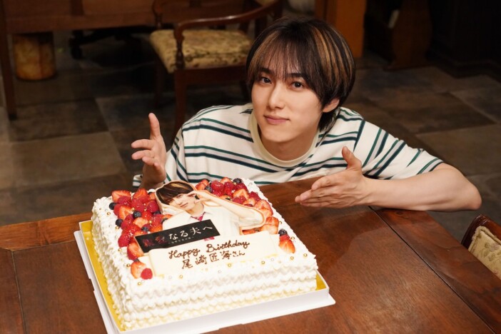 INI 尾崎匠海27歳の誕生日を『親愛なる夫へ』撮影現場で祝福 「全力で尽くします」