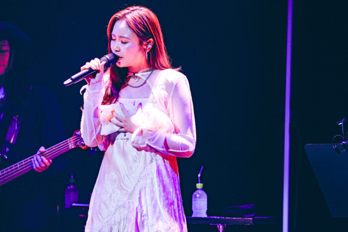 鷲尾伶菜、2年ぶりとなるビルボードライブツアー完走 最新曲「Underwater」やギター演奏も披露