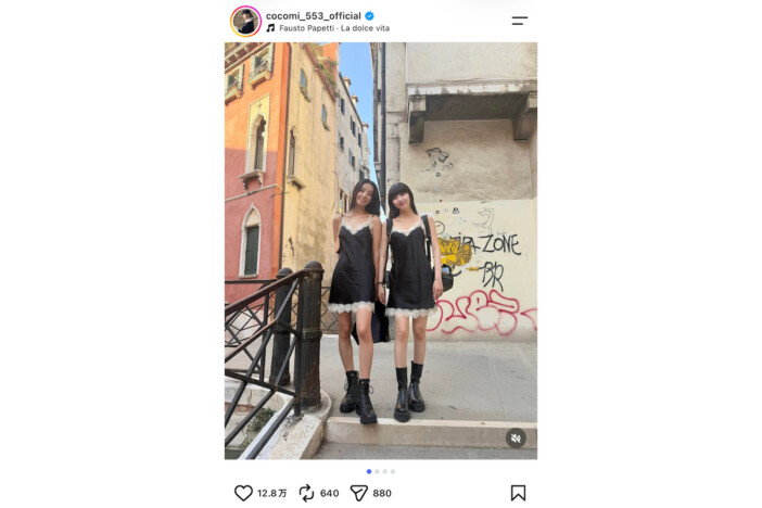 Cocomi、Kōki,との美脚際立つ“姉妹ルック”公開 黒のキャミワンピコーデでヴェネチアの街を歩く姿も